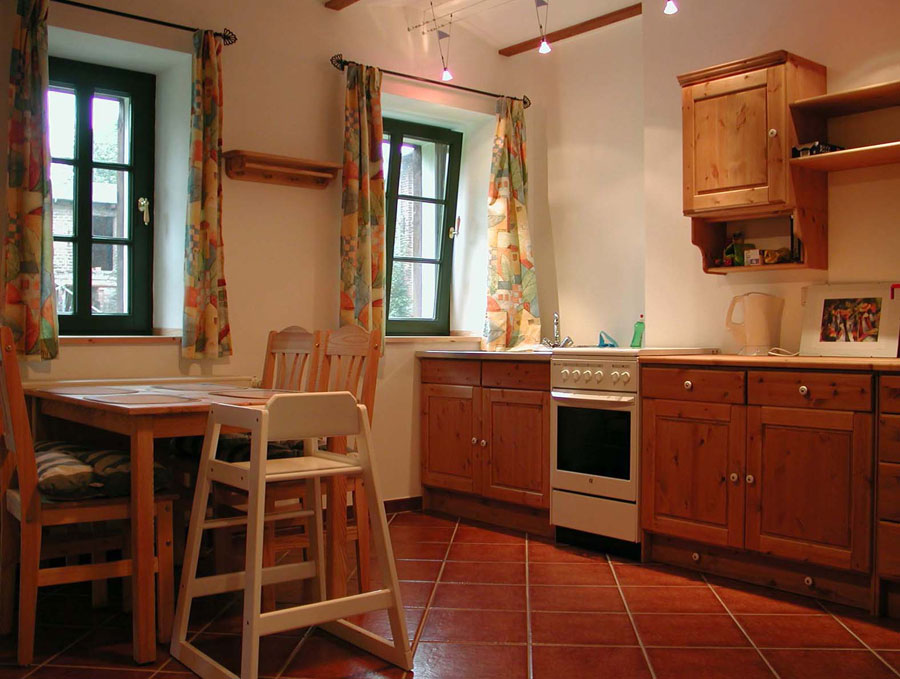 Helle, vollständig ausgestattete Küche