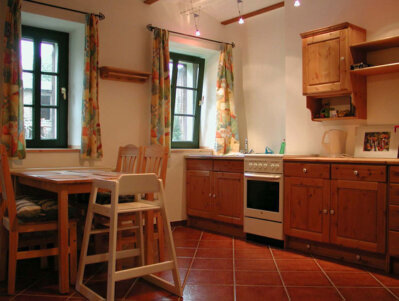 Heller Wohnbereich mit Blick in den Garten