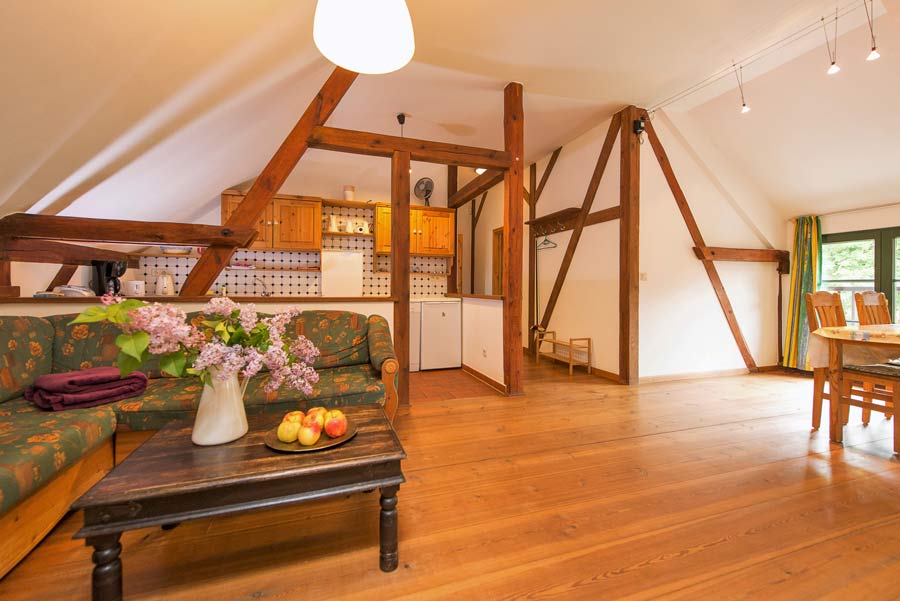 Helle, vollständig ausgestattete Küche